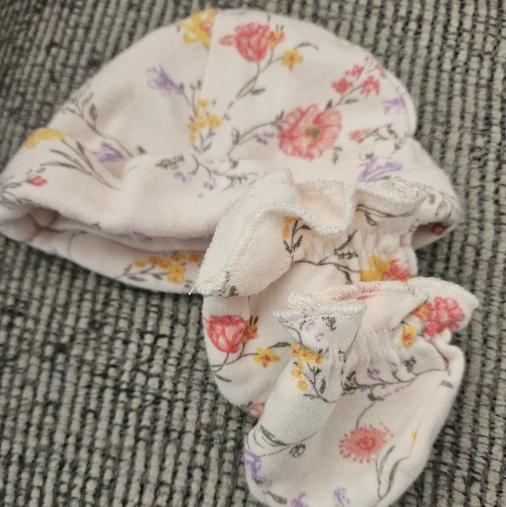 💝💝5/$25💝💝Assorted Baby Hats in Pink, White, and Gray